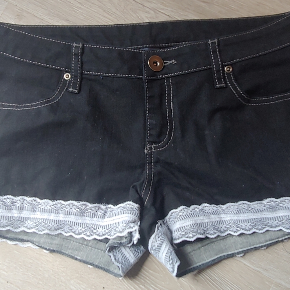 City Streets black white lace shorts size 7